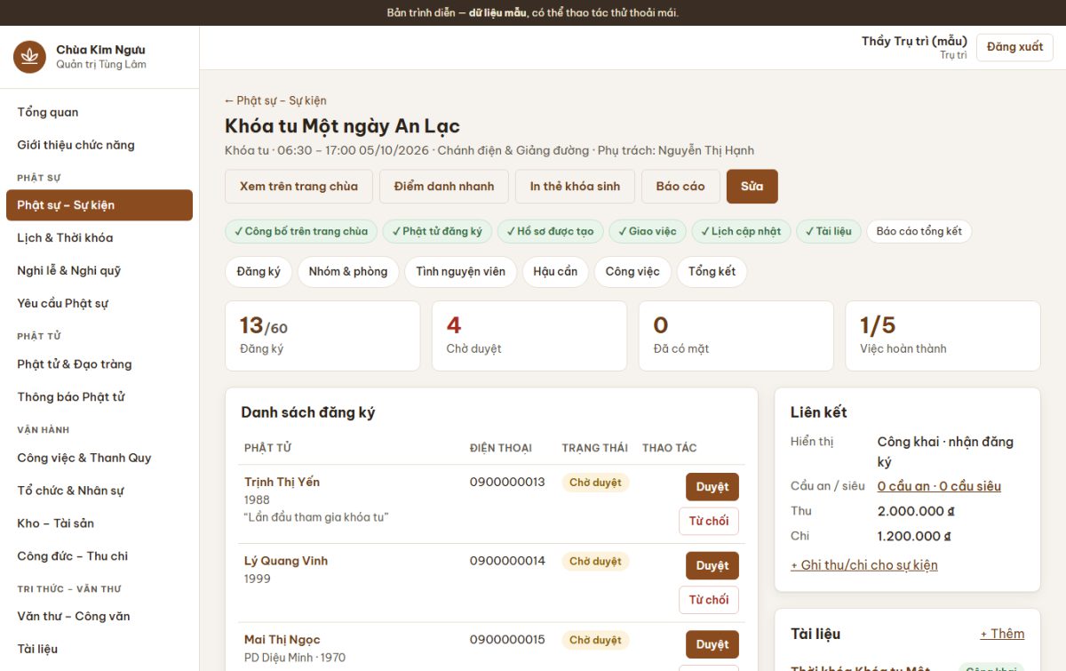 Ảnh chụp bản trình diễn TÙNG LÂM: không gian làm việc của một khóa tu với danh sách đăng ký và công việc